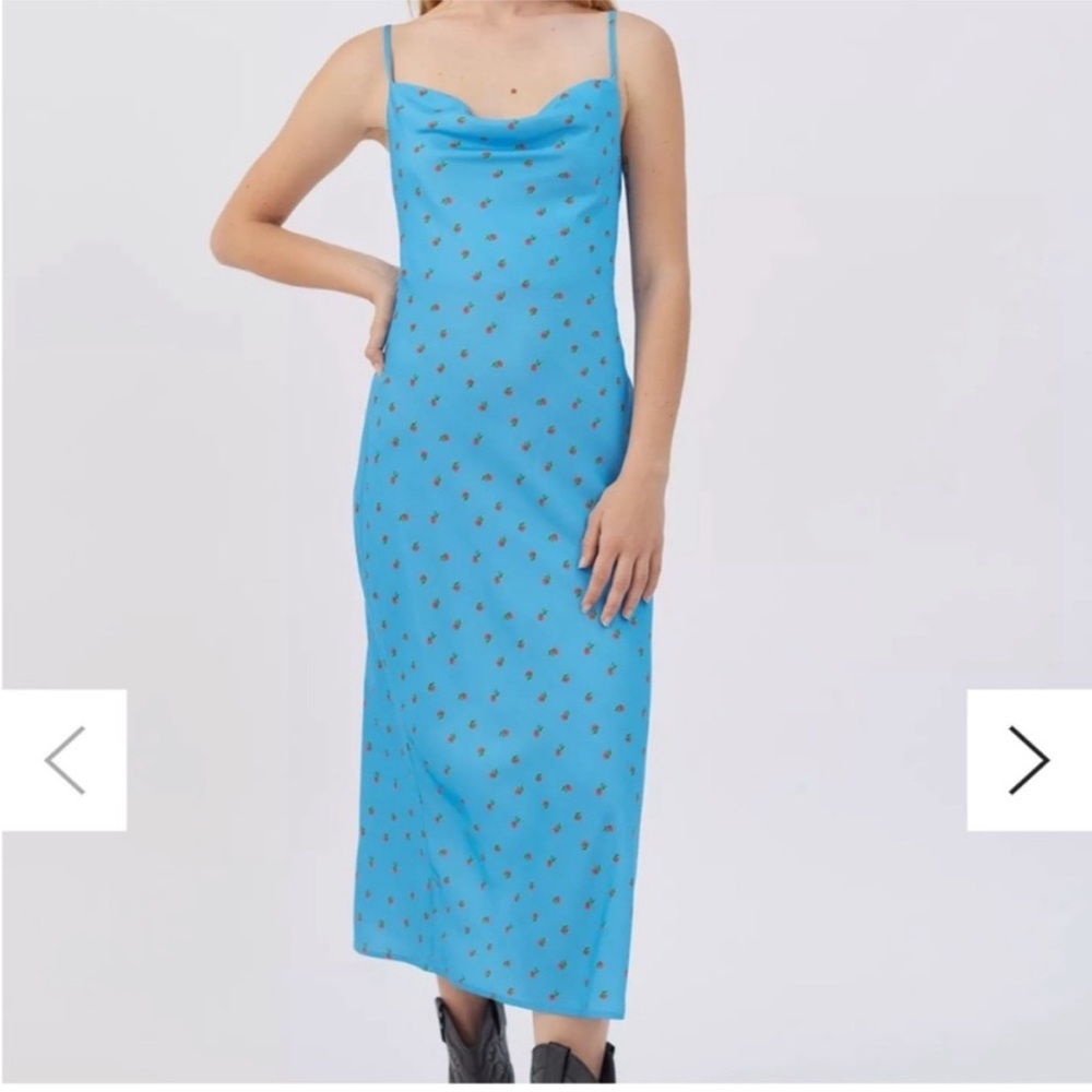 Urban Outfitters Mallory Cowl Neck Midi Blue
Strawberry Pattern Slip Dress Sz L